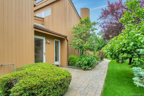 84 Kristin Ln, Hauppauge, NY, 11788-1239 | Card Image