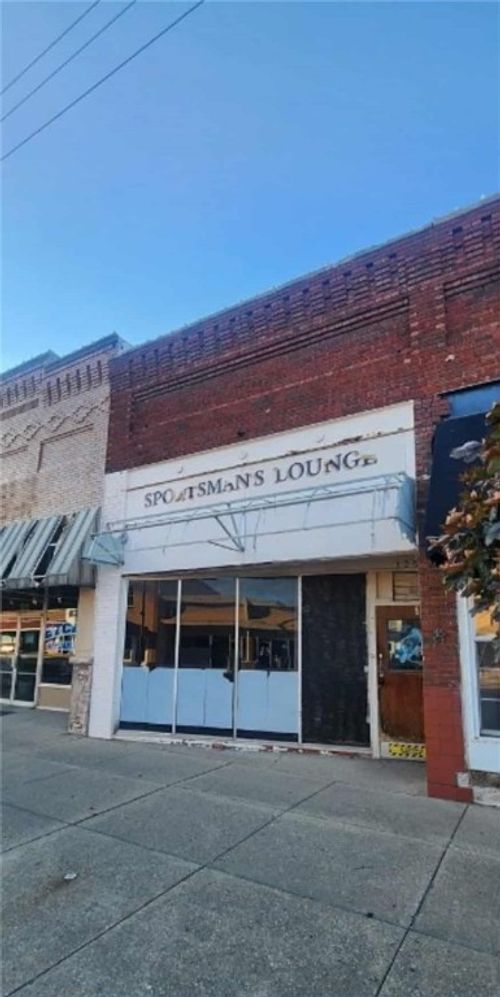 125 W North Ave, Flora, IL, 62839-1613 | Card Image