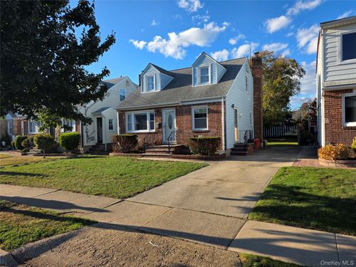 220 Raff Ave, Mineola, NY, 11501-3222 | Card Image