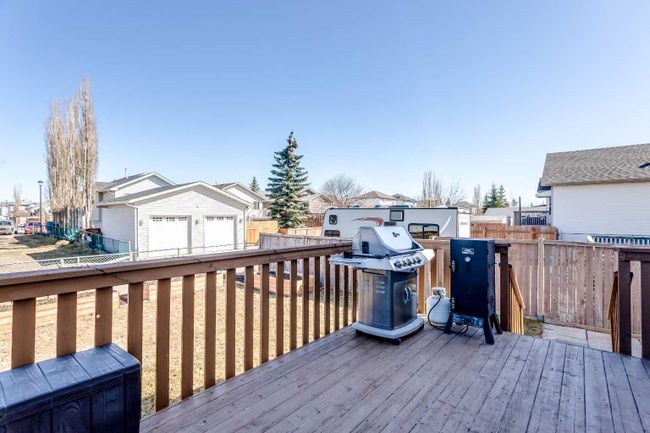 56 Silver Creek Boulevard Nw, Home with 4 bedrooms, 2 bathrooms and 4 parking in Airdrie AB | Image 4