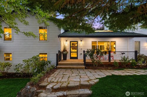 689 Pierce Ct Nw, Bainbridge Island, WA, 98110-1716 | Card Image