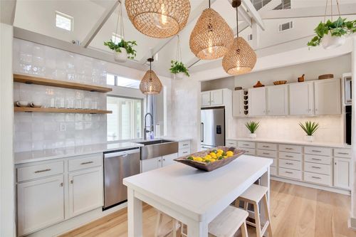 609 S Creekwood Dr, Driftwood, TX, 78619-9714 | Card Image