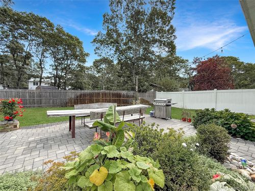 8 Westerly Ct, Hampton Bays, NY, 11946-2817 | Card Image