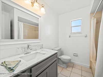 32-Bathroom | Image 3