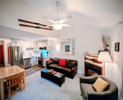 216-3070 Hillcrest Dr, Whistler, BC, V8E0V1 | Card Image