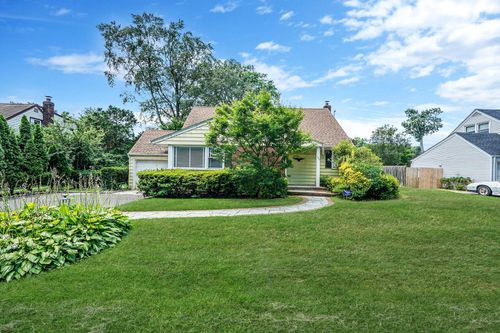 333 Sylvan Ln, Westbury, NY, 11590-1902 | Card Image