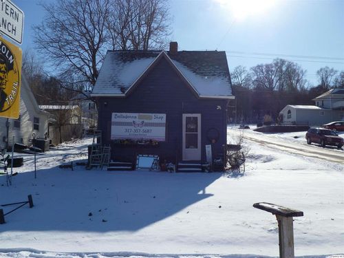 398 W 3rd St, Dallas City, IL, 62330-1132 | Card Image