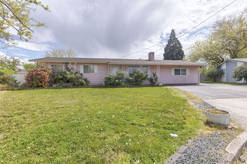 207 Holiday Lane, Central Point, OR, 97502 | Card Image