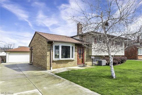 14242 Holland Rd, Brook Park, OH, 44142-3255 | Card Image