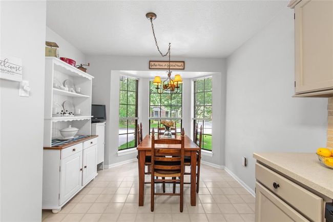 Start the day off in a sunny Breakfast nook. | Image 8