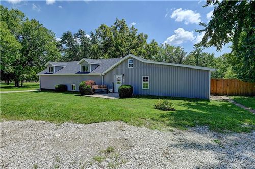 105 W Washington St, Trimble, MO, 64492-9715 | Card Image