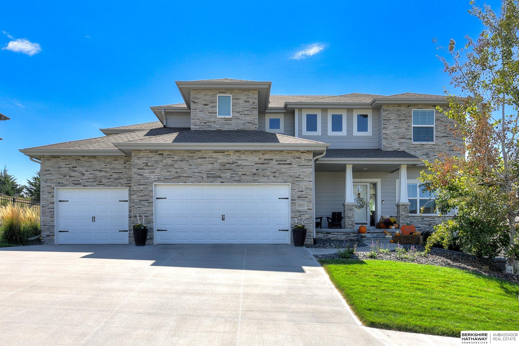 Berry St, Elkhorn, NE 68022