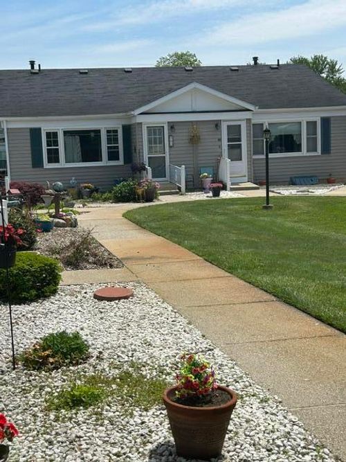 905 Village Ln, Jenison, MI, 49428-8338 | Card Image