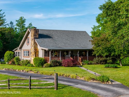 918 Country Ln, Walland, TN, 37886-2204 | Card Image