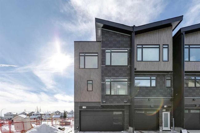 65 Royal Elm Green Nw, Home with 3 bedrooms, 2 bathrooms and 2 parking in Calgary AB | Image 2