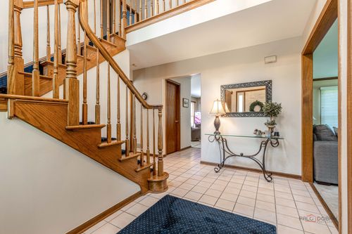 8 N Old Creek Rd, Vernon Hills, IL, 60061-3136 | Card Image