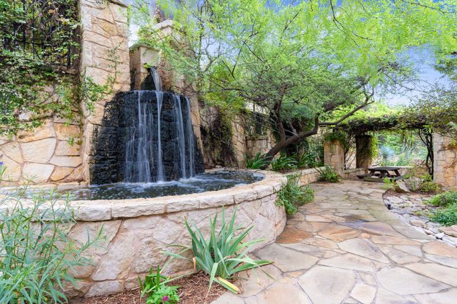 Courtyard and fountain | Image 11