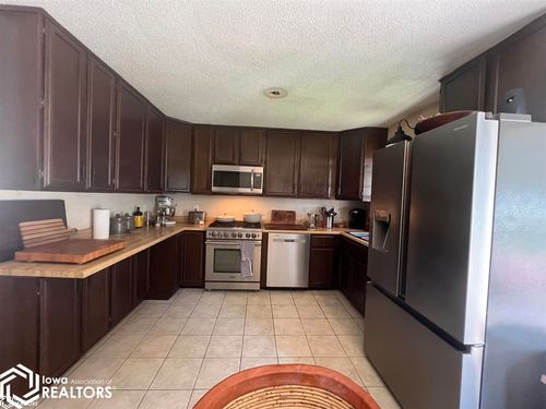 117 W Van Weiss Blvd, West Burlington, IA, 52655-1529 | Card Image