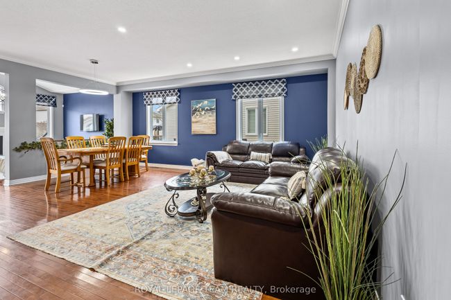 817 Feather Moss Way, House other with 4 bedrooms, 4 bathrooms and 4 parking in Gloucester ON | Image 8