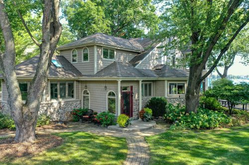 428 S Golden Lake Ln, Summit, WI, 53066-9492 | Card Image