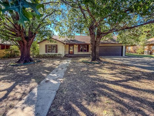 1305 Hillcrest Blvd, Gainesville, TX, 76240-2820 | Card Image