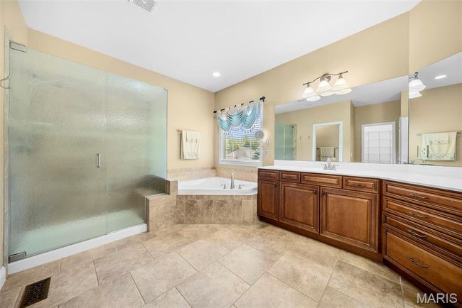 Spacious en-suite bath w/ jetted tub and walk-in shower. | Image 22