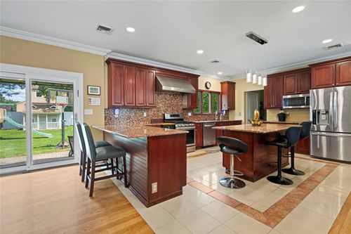 15 Cedar Dr E, Plainview, NY, 11803-2009 | Card Image