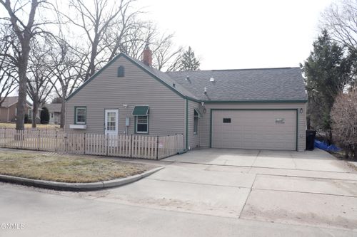 828 N 10th St, Bismarck, ND, 58501-4142 | Card Image