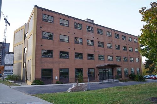 824 King St W, Kitchener, ON, N2G1G1 | Card Image