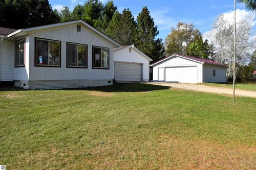 11015 75th Ave, Mecosta, MI, 49332-9607 | Card Image