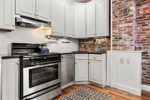 apt-2-11 Phillips St, Boston, MA, 02114-3724 | Card Image