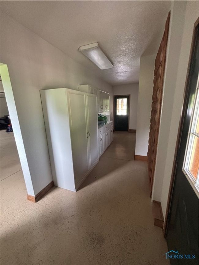 mudroom in garage | Image 20