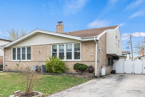 9252 Twin Oaks Lane, Des Plaines, IL, 60016 | Card Image