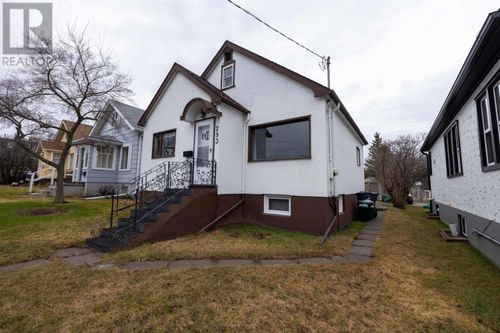293 High St S, Thunder Bay, ON, P7B3K9 | Card Image