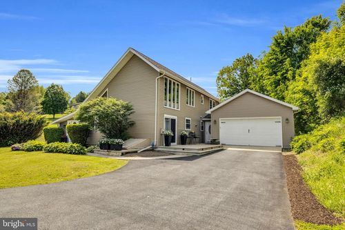 1094 Seifrit Ln, BERNVILLE, PA, 19506-9311 | Card Image