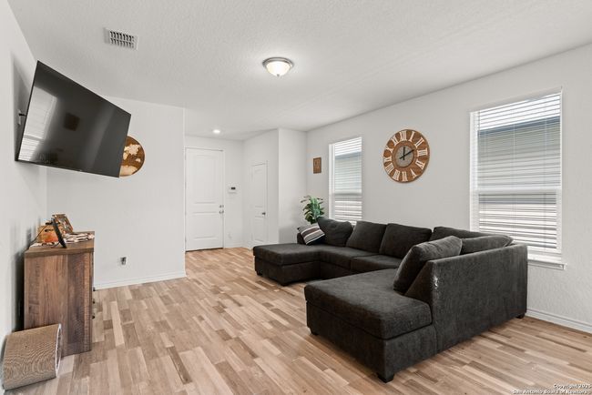 6583 Runaway Row, House other with 4 bedrooms, 3 bathrooms and null parking in Converse TX | Image 6