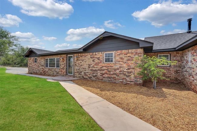 Single story home featuring a front lawn | Image 9