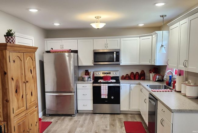 Great kitchen w/stainless appliances! | Image 11