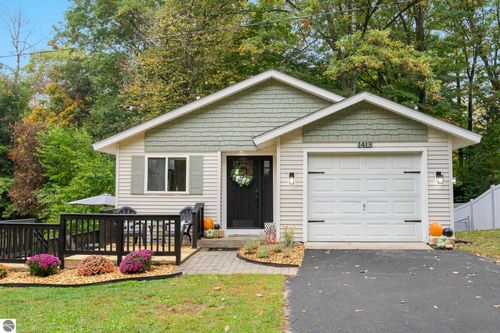 1413 Valley Dr, Traverse City, MI, 49685-8889 | Card Image