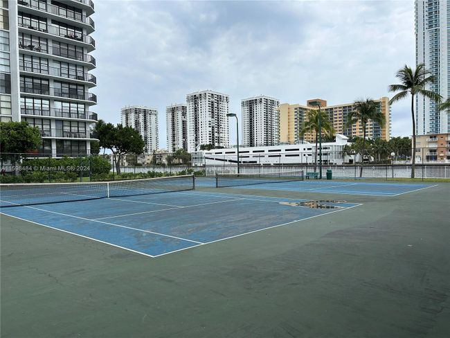 909 - 1000 Parkview Dr, Condo with 3 bedrooms, 2 bathrooms and null parking in Hallandale Beach FL | Image 19