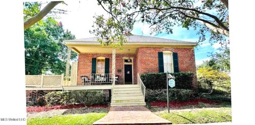 910 Washington St, Natchez, MS, 39120-3581 | Card Image