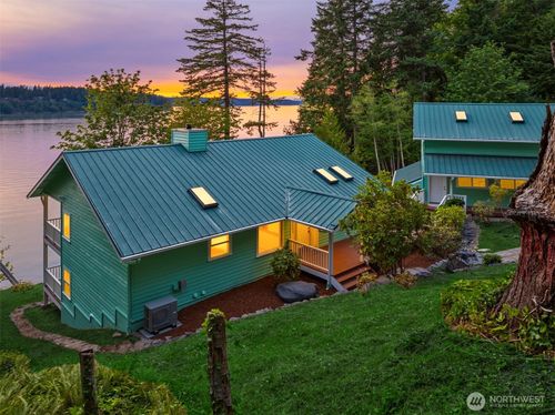 6957 Crystal Springs Dr Ne, Bainbridge Island, WA, 98110-2094 | Card Image