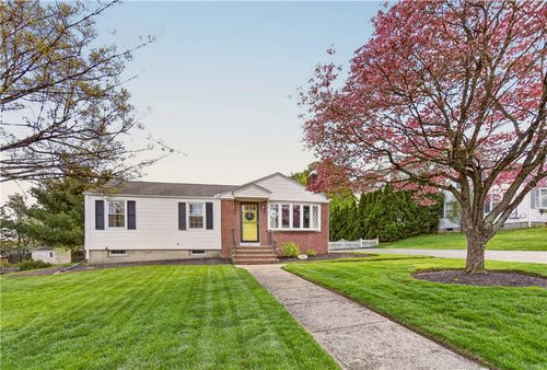 64 Westfield Dr, Cranston, RI, 02920-1331 | Card Image