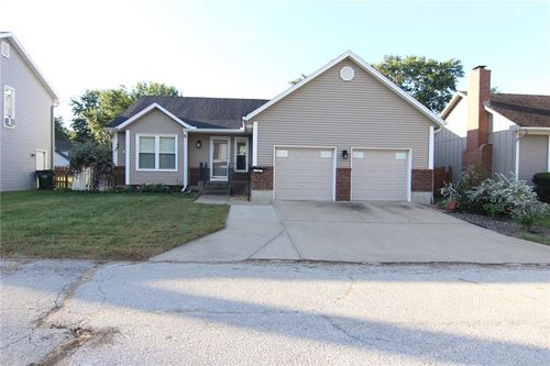136 Nelson Cir, Olathe, KS, 66061-7610 | Card Image