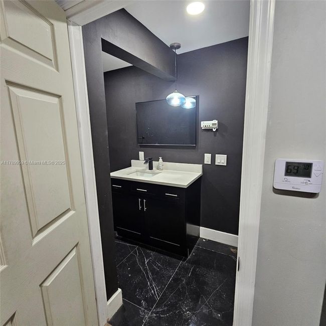 1425 Sw 33 Rd Ct, House other with 2 bedrooms, 2 bathrooms and null parking in Fort Lauderdale FL | Image 11