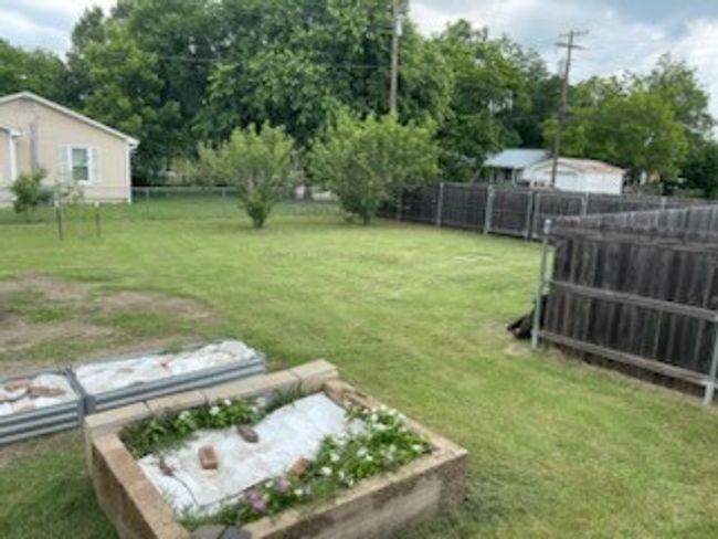 300 Nw 2 Nd St, House other with 2 bedrooms, 2 bathrooms and null parking in Hubbard TX | Image 35