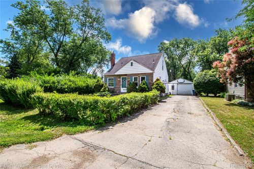 445 Lakeside Dr, Waterford, MI, 48328-4039 | Card Image