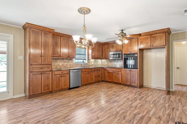 559 N Elm St, House other with 3 bedrooms, 2 bathrooms and null parking in Frankston TX | Image 8