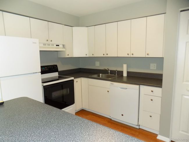 APT-4 - 7570 Woodview St, Condo with 2 bedrooms, 2 bathrooms and null parking in Westland MI | Image 5