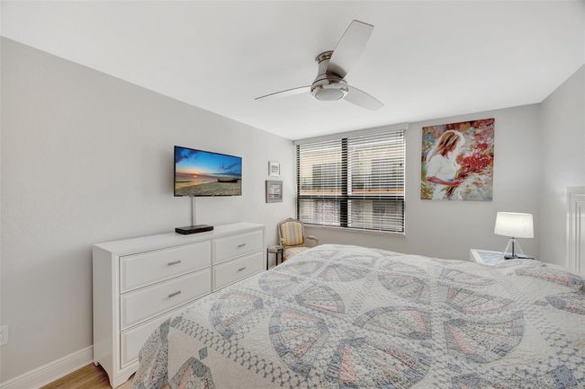 Lots of light in this bedroom | Image 14